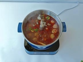 再加入牛肉丸子，丸子要煮的久一点才好吃。