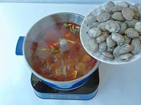 最后加花蛤一起煮。