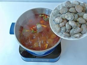 最后加花蛤一起煮。