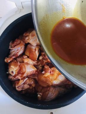 把腌鸡腿的料汁儿也一起全部倒进去。