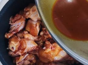 把腌鸡腿的料汁儿也一起全部倒进去。