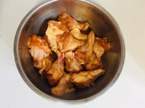 鸡腿中加入奥尔良腌料，料酒，生抽，少许盐拌匀腌制半个小时.