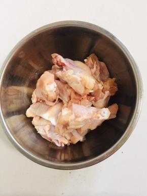 鸡腿解冻，清洗干净备用。