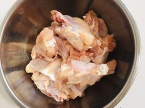 鸡腿解冻，清洗干净备用。