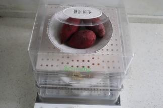 红薯、紫薯、香芋分别洗净，放入盘子装好，然后放入蒸锅，蒸20分钟即熟。我用的蒸锅是臻米科技的蒸汽，可以分三层，每层一个，刚刚好。