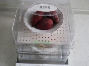 红薯、紫薯、香芋分别洗净，放入盘子装好，然后放入蒸锅，蒸20分钟即熟。我用的蒸锅是臻米科技的蒸汽，可以分三层，每层一个，刚刚好。