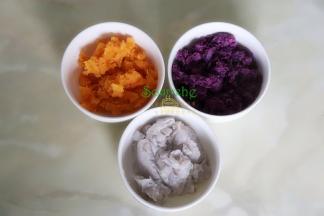 蒸熟的紫薯、红薯、香芋放凉至不烫手，然后分别去皮装入三个碗里，用勺子压碎成泥，越细越好。
