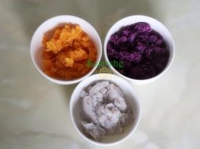 蒸熟的紫薯、红薯、香芋放凉至不烫手，然后分别去皮装入三个碗里，用勺子压碎成泥，越细越好。