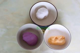 45克白砂糖加60克煮沸之后，取糖水35克、100克紫薯泥、40克木薯粉拌均，然后揉搓成光滑的面团。同理100克红薯泥、100克香芋加同样重量的糖水、木薯粉揉成光滑面团。