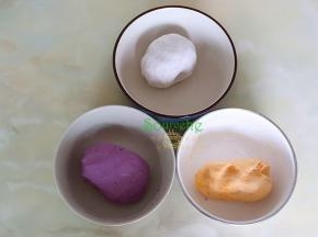 45克白砂糖加60克煮沸之后，取糖水35克、100克紫薯泥、40克木薯粉拌均，然后揉搓成光滑的面团。同理100克红薯泥、100克香芋加同样重量的糖水、木薯粉揉成光滑面团。