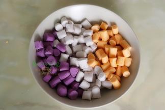 做好三种颜色芋圆，撒的木薯粉，防止粘放入盘子，等所有芋圆都切好之后，才一起煮。