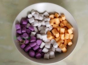 做好三种颜色芋圆，撒的木薯粉，防止粘放入盘子，等所有芋圆都切好之后，才一起煮。