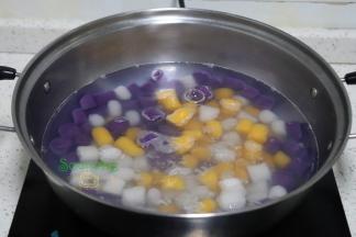 清水煮沸，倒入做好芋圆，其中紫薯芋圆要分开煮，紫薯芋圆会被氧化之后褪色。红薯芋圆、香芋芋圆，可以放入锅里一起煮。三种颜色的营养煮是通亮即熟。