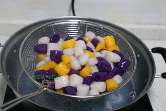 把煮熟的芋圆捞出，稍微放凉，加入牛奶或椰浆、还可以加仙草、红豆沙等拌均一起吃。我家的芋圆喜欢吃原味，所以做芋圆的时候加糖了。加牛奶、椰浆的可以把白砂糖适量的减少。