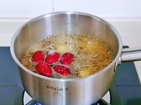 再次烧沸，小火慢炖，炖到桂圆与红枣饱满就可以了。大约10几分钟。