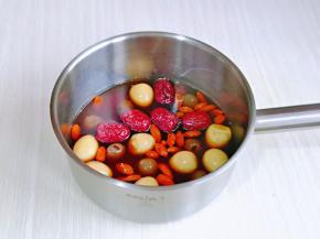 放入泡好的枸杞，大火煮30秒，关火。