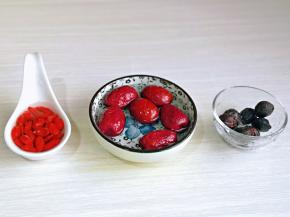 红枣洗干净，冷水泡15分钟，枸杞冷水泡5分钟，桂圆去皮。