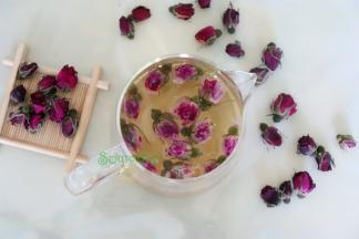 玫瑰花用热水冲泡一次倒掉，加入80度水泡至玫瑰花的清香，粉红色。这个时候把玫瑰花捞出，茶放凉。