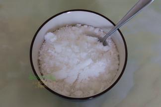 水晶糕粉过筛之后，加入绵白糖搅拌均匀。过筛蒸出来的水晶糕，细腻软香，无气孔。