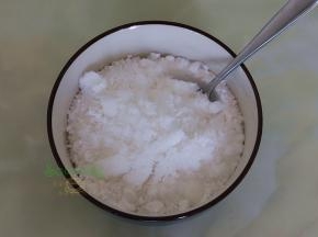 水晶糕粉过筛之后，加入绵白糖搅拌均匀。过筛蒸出来的水晶糕，细腻软香，无气孔。