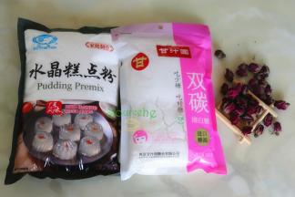 食材：水晶糕粉200克、水520克、绵白糖50克、玫瑰花10克。