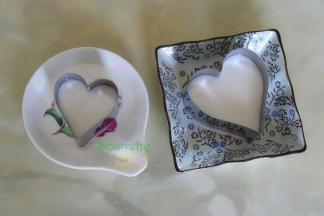 拌均好的水晶糕粉，倒入模具的一半位置，并且震动一下，削去气泡。我用的模具没有底部，所以下面用一个平稳的碟子。