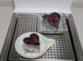 蒸至3分钟的时候，即凝固状态，放入洗净的玫瑰花，然后玫瑰花上面倒倒满水晶糕浆糊，继续蒸熟，