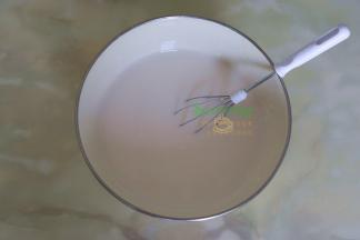 然后倒入一个一大盘子里，把泡好的放凉的玫瑰花茶，顺时针搅拌至无颗粒，让后静放5分钟，让水晶粉能充分溶解，消除气泡。