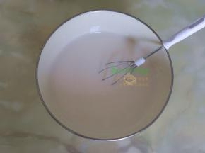 然后倒入一个一大盘子里，把泡好的放凉的玫瑰花茶，顺时针搅拌至无颗粒，让后静放5分钟，让水晶粉能充分溶解，消除气泡。