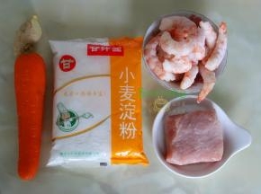 水晶饺子皮：小麦淀粉；饺子馅食材：虾仁、猪瘦肉、胡萝卜；饺子馅调料：盐、油、酱油、葱白、生姜。