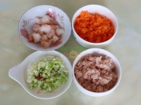 馅料制作：虾仁解冻洗净，三分之一切段，三分之二剁碎；猪瘦肉洗净切片，放入料理机打碎；胡萝卜洗净切片同样放入料理机打碎，葱白洗净切细。