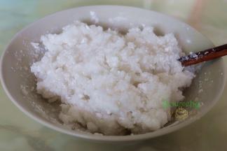 水晶皮的制作：100克小麦淀粉倒入一个大盘子里，把150ml沸水倒入，并拌均成半透明状态，接着把另外的100克小麦淀粉加入揉搓光滑面团