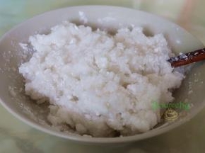 水晶皮的制作：100克小麦淀粉倒入一个大盘子里，把150ml沸水倒入，并拌均成半透明状态，接着把另外的100克小麦淀粉加入揉搓光滑面团