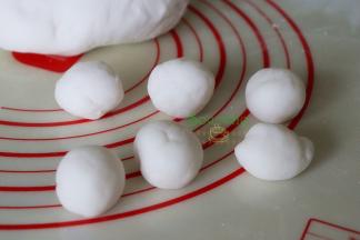 面团揉至不沾手，盘子也是光滑的，揉好的面团分15克一个，并且揉光滑。