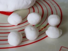 面团揉至不沾手，盘子也是光滑的，揉好的面团分15克一个，并且揉光滑。