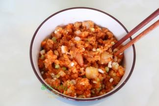 所有馅料的食材准备好之后，放入一个大盘子里，把调料放入，并且顺时针拌均，水晶虾饺的馅料就做好了。虾仁与猪瘦肉的比例为2:1，这样的虾饺馅才好吃。