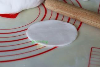 用擀面杖把面团擀薄成饺子皮，越薄越好。只要面揉得好，擀饺子皮时就不会粘了。