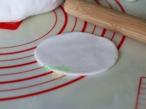 用擀面杖把面团擀薄成饺子皮，越薄越好。只要面揉得好，擀饺子皮时就不会粘了。