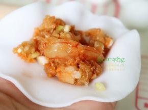 擀好的饺子皮放在手掌心上，放入虾仁馅，确保每个饺子都有大虾仁，这样的水晶虾饺才鲜美好吃。