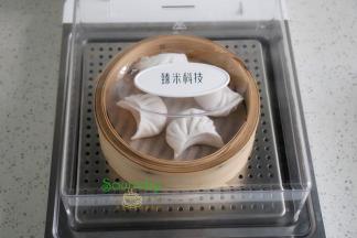 把装好水晶虾饺的蒸笼放入蒸锅，我用的是电蒸锅，水蒸气型，水箱要倒入适量的水，时间设置15分钟即可。如果普通蒸锅，要把水烧开之后放入，在放入锅蒸。