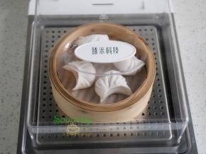 把装好水晶虾饺的蒸笼放入蒸锅，我用的是电蒸锅，水蒸气型，水箱要倒入适量的水，时间设置15分钟即可。如果普通蒸锅，要把水烧开之后放入，在放入锅蒸。