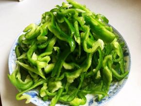 菜椒清洗干净清淡盐水浸泡十分钟，再次冲洗、控水，切细丝。