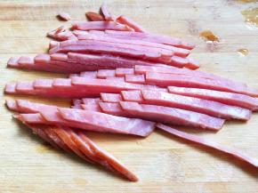 火腿片切细丝。