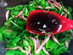 最后加入蚝油翻炒入味出锅。