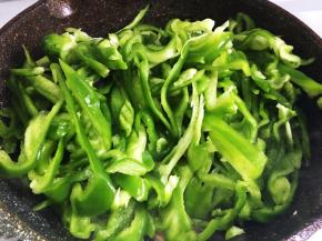 加入彩椒丝翻炒均匀。
