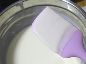 将它过筛一遍，得到更加细腻的牛奶液。