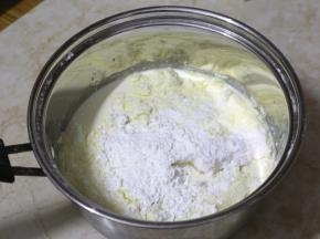 我们先来做百搭的牛奶底。将牛奶底的所有原材料倒入奶锅中，用手动打蛋器先大致混匀。