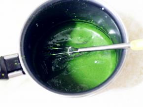 接着我们来做抹茶双色雪糕。牛奶加热到微微冒泡之后加入抹茶粉，充分搅拌均匀。