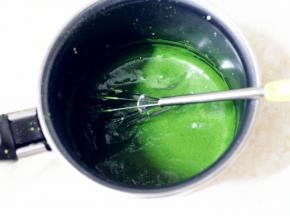接着我们来做抹茶双色雪糕。牛奶加热到微微冒泡之后加入抹茶粉，充分搅拌均匀。