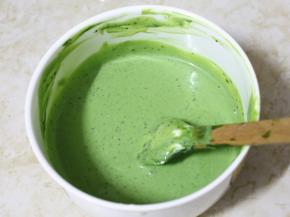 做好的抹茶液加入100g牛奶底，搅拌均匀，这就是抹茶口味的雪糕。